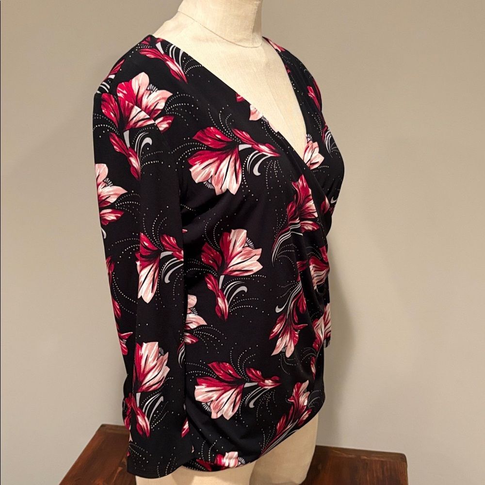 White House Black Market Floral Surplice V-Neck Top Size S - Picture 3 of 11
